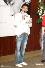 幻灯图：温升豪当作家显浪漫 黄子佼为好友现身站台