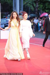 组图：徐佳莹白裙走红毯 羊角辫恨天高显俏皮