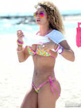 组图：女星珍妮佛比基尼湿身诱惑 蜜桃胸挺翘臀