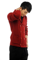 组图：许诺拍摄红黑时片显帅气活力