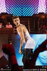 组图：比伯演唱会现场掏裤裆 撅屁露内裤尺度大