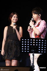 组图：光良演唱会台上庆生 被男歌迷示爱显尴尬