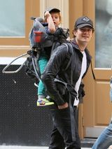 组图：奥兰多背爱子出游 小弗林调皮抠老爸鼻子