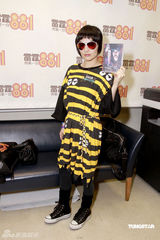 幻灯组图：何超仪个性洒脱 戴墨镜现身推销新唱片