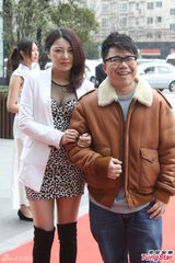 组图：林保怡新片开机 皮衣抢眼大佬范