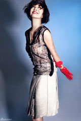 组图：苏岩拍摄性感大片 灵动身姿突显俏皮个性