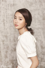 组图：吕一纯美清新出镜 演绎天然独特气质