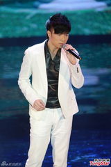 组图：古巨基白衣帅气献唱入围曲《恋无可恋》