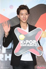 组图：CNBLUE李正信帅气赴台 玩快闪歌迷失望