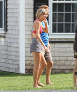 组图：泰勒身穿波点泳装现身肯尼迪家族别墅