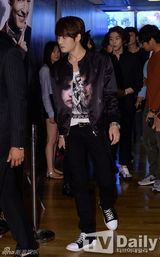 组图：金在中休闲装出席首映 明眸温柔放电