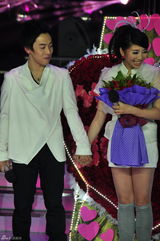 组图：邹凯上电视节目惊喜求婚 陈一冰谢娜微笑祝福