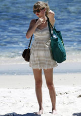 组图：泰勒-斯威夫特现身珀斯海滩比基尼秀身材