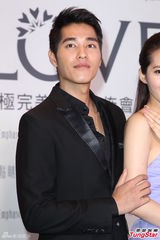 组图：蓝正龙上演浪漫求婚秀 单身想婚只盼对的人