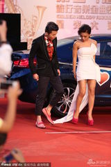 组图：艾怡良性感秀美腿 工作人员蹲地理裙摆