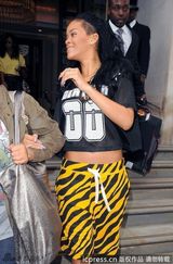 组图：蕾哈娜老虎纹中裤抢镜十足