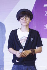 组图：王啸坤歌友会遭男屌丝扮鬼脸追捧