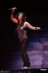 组图：林忆莲台北性感开唱 热情呼喊想歌迷