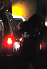 组图：姚贝娜素颜厚外套亮相 与酷哥亲密聊天