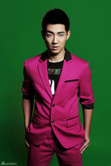 组图：胡洋玫红西装写真青春洋溢