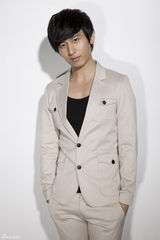 组图：成毅米色西装低调中彰显魅力