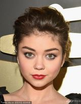 组图：摩登家庭童星萨拉亮相格莱美成熟妩媚