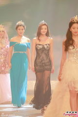 组图：房星彤爆冷摘亚姐后冠 奖杯是生日礼物