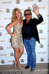 高清图：乔治-克鲁尼女友透视装亮相 拉法莉秀性感