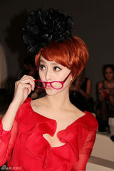 范冰冰红裙竞艳巴黎时装周 老佛爷贴面热吻姚晨(图)