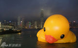 组图：香港大黄鸭漏气无奈卧倒趴水中