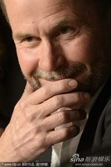 组图：电影《仙境》发布会 众主创抱作一团亲密无间