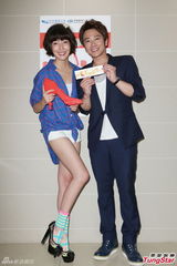 组图：孙耀威宣传新片 自曝摸杨谨华酥胸