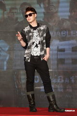 组图：潘玮柏酷装扛枪亮相 对“史泰龙”袭胸