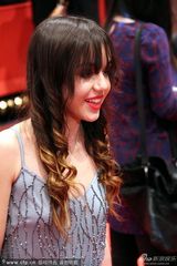 组图：《少年时代》首映 帕特丽夏斜肩裙亮相