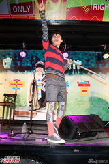 组图：卢广仲开唱忘词 High到撞牙缺角