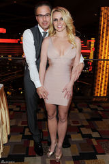 组图：布兰妮为男友庆生 紧身裙性感爆乳大秀婚戒