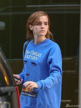 组图：沃特森穿蓝外套出街 素颜亮相清纯可人