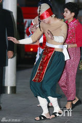 组图：SJ庆出道8周年机场上演变装秀 整疯粉丝