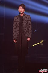 组图：劲歌金曲twins荧光造型 容祖儿扮女强人