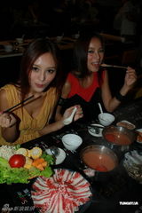 组图：嫩模何佩瑜宣传写真DVD 小露性感品火锅美食