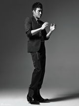 组图：冯绍峰《ELLEMEN》春夏大片 外表下隐藏力量