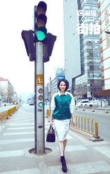 明星爱街拍：摇滚女爵杨乃文浪漫演绎都市OL