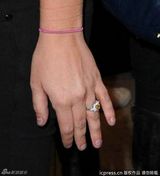 组图：布兰妮伦敦奔波心情好 秀鸽子蛋疑好事将近