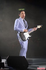 高清图：众巨星撑场雷颂德个唱 杨千嬅蕾丝诱惑