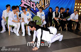 组图：神话Andy带旗下偶像组合宣传造势