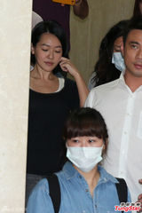 小S证人身份被传唤 神色疲惫白色肩带外露(图)