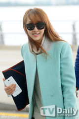 组图：SISTAR多顺赴港 蓝色大衣纯净甜美