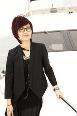 高清组图：周笔畅香港签约花絮 乘坐豪华快艇