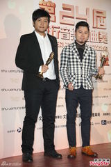 组图：暗黑白领阶级获最佳客语专辑奖 淡定自若