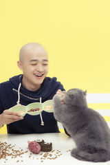 组图：包贝尔携萌猫出镜 上演人猫争宠记